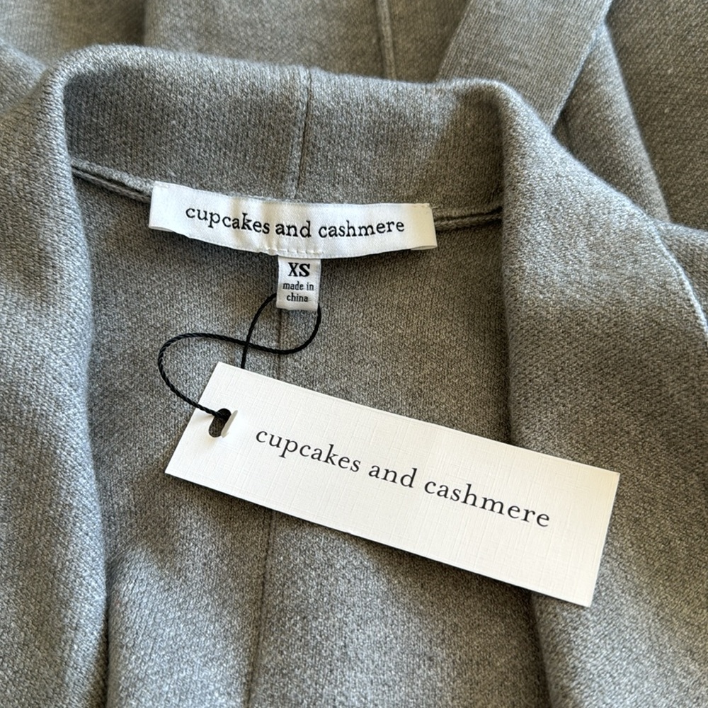 cupcakes & cashmere • Carmen Vest • Light Heather Grey - Picture 5 of 6